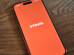 Изображение логотипа Strava на iPhone.