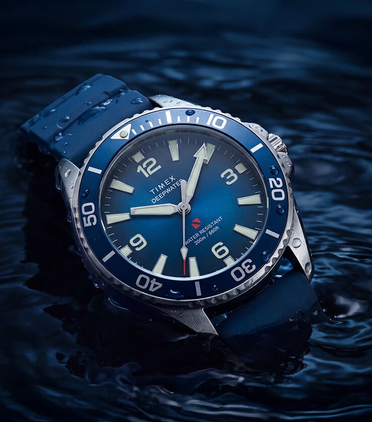 Часы Timex Deepwater Arctic 200 с синим градиентным циферблатом и соответствующим синим ремешком из резины HNBR, снятые частично погружёнными в воду.