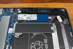 SSD и пластина, которая его прикрывала