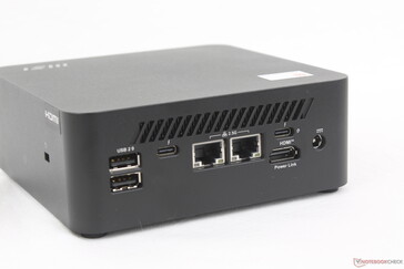 Задняя часть: 2x USB-A 2.0, USB-C Thunderbolt 4 w/ DisplayPort 2.1 + Power Delivery (15 Вт), 2x RJ-45 (2,5 Гбит/с), USB-C Thunderbolt 4 w/ DisplayPort 2.1 + Power Delivery (100 Вт), HDMI 2.1 w/ MSI Power Link, сетевой адаптер