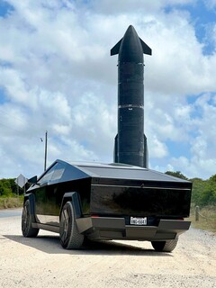 Кибертрак рядом с ракетой SpaceX Starship. (Источник изображения: NikolaBrussels/X)