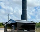 Кибертрак рядом с ракетой SpaceX Starship. (Источник изображения: NikolaBrussels/X)