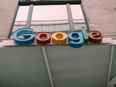 Логотип Google, изображенный на фасаде здания. (Источник изображения: Hardeep Singh via Pexels)