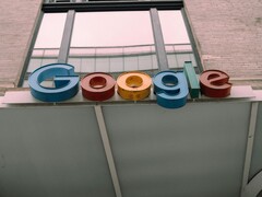 Логотип Google, изображенный на фасаде здания. (Источник изображения: Hardeep Singh via Pexels)