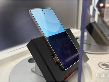 Телефон Samsung Galaxy с новой версией Privacy Display, блокирующей половину экрана.