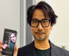 Hideo Kojima показывает постер Physint на своём телефоне