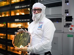 Грядущие процессоры Intel Panther Lake, возможно, придется продавать в убыток из-за нехватки субчасти 18A (на фото: полупроводниковый вафлер Intel; источник изображения: Intel)