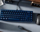Клавиатура Keychron Q16 HE TMR на столе с другими периферийными устройствами
