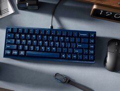 Клавиатура Keychron Q16 HE TMR на столе с другими периферийными устройствами