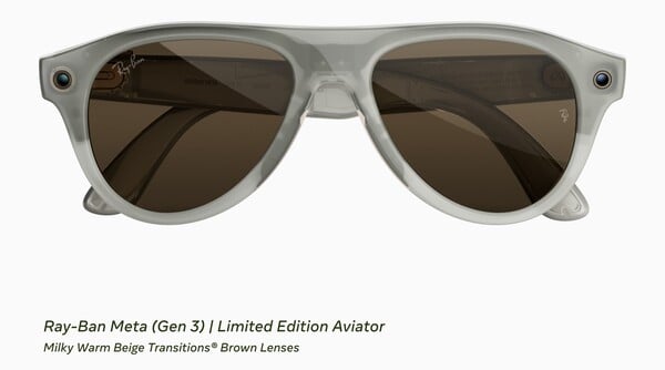 Очки Ray-Ban Meta (Gen 3) Limited Edition Aviator с оправой молочно-теплого бежевого цвета и линзами коричневого оттенка с фотохромным эффектом.