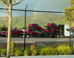Tesla Semi, загруженная новыми Model 3. Новое исследование показывает, что электромобили могут помочь предотвратить детскую астму (Источник изображения: ALSULTAN_MERIAM на X)