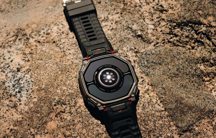 Обзор новых фотоэлектрических солнечных панелей Amazfit, расположенных на задней панели устройства.
