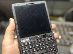 CyberT выглядит как BlackBerry, но работает на базе Raspberry Pi CM4 (Источник изображения: Carbon Computers)