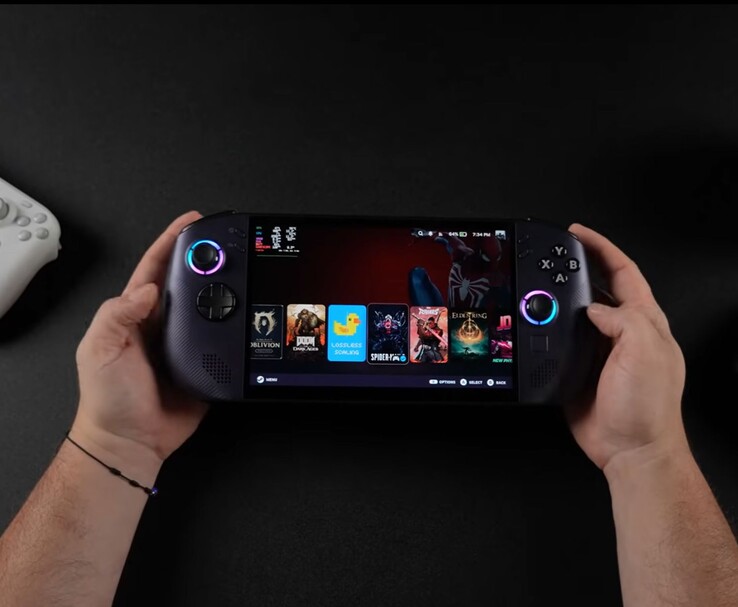 Lenovo Legion Go S портативный компьютер с интерфейсом SteamOS, демонстрирующий несколько игр (Источник изображения: ETA PRIME через YouTube)
