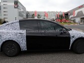 Прототип Tesla Model Y L был замечен недалеко от трассы Нюрбургринг в Германии (Источник изображения: Carbuzz)