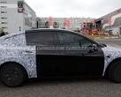 Прототип Tesla Model Y L был замечен недалеко от трассы Нюрбургринг в Германии (Источник изображения: Carbuzz)