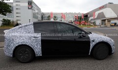 Прототип Tesla Model Y L был замечен недалеко от трассы Нюрбургринг в Германии (Источник изображения: Carbuzz)
