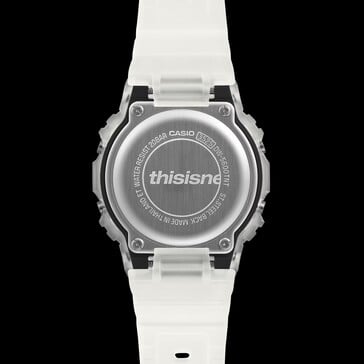 На задней крышке корпуса часов Casio G-Shock DW-5600TNT-7 выгравирован логотип thisisneverthat.