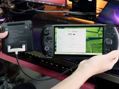 Кабель-удлинитель для внешнего аккумулятора для Win 5, похоже, находится на ранней стадии разработки. На снимке: аксессуар, подключенный к игровому портативному компьютеру. (Источник изображения: GPD)