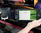 Кабель-удлинитель для внешнего аккумулятора для Win 5, похоже, находится на ранней стадии разработки. На снимке: аксессуар, подключенный к игровому портативному компьютеру. (Источник изображения: GPD)