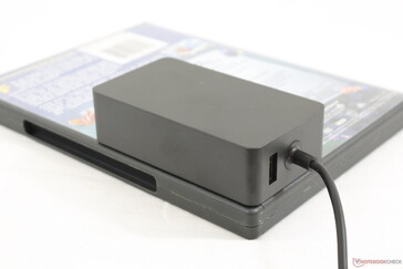 USB Type-A на заряднике для питания других устройств. Передача данных не поддерживается