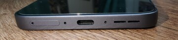 Снизу: Слот для SIM-карты, микрофон, порт USB-C, микрофон, динамики