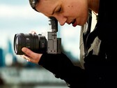 Sony FX2 оснащена электронным видоискателем (Источник изображения: Sony)