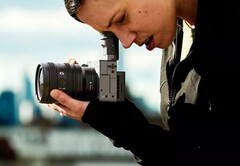 Sony FX2 оснащена электронным видоискателем (Источник изображения: Sony)