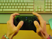 Как сообщается, Steam Controller будет выпущен 4 мая 2026 года. На снимке: промо-снимок контроллера в руках.
