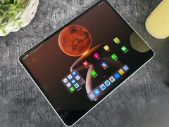Обзор планшета Oppo Pad 4 Pro. (Источник изображения: Marcus Herbrich/Notebookcheck)