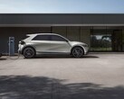 Hyundai Ioniq 5 заряжается на фоне здания (Источник изображения: Hyundai Motor Group via Unsplash; обрезано)