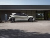 Hyundai Ioniq 5 заряжается на фоне здания (Источник изображения: Hyundai Motor Group via Unsplash; обрезано)