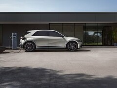 Hyundai Ioniq 5 заряжается на фоне здания (Источник изображения: Hyundai Motor Group via Unsplash; обрезано)