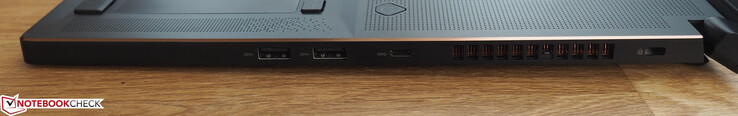 Правая сторона: 2х USB-A 3.0, USB-C 3.0, слот для замка Kensington