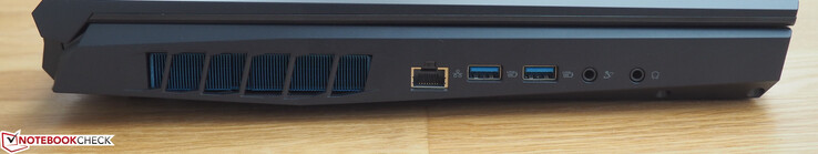 Левая сторона: Ethernet, 2x USB-A 3.1 Gen2, микрофонный вход, выход на наушники