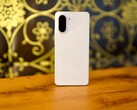 Благодаря шикарному мраморному виду и высококачественному корпусу OnePlus Nord CE 5 сразу производит хорошее впечатление. (Источник изображения: Notebookcheck)