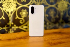 Благодаря шикарному мраморному виду и высококачественному корпусу OnePlus Nord CE 5 сразу производит хорошее впечатление. (Источник изображения: Notebookcheck)