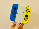 Стоковое изображение. Рука, держащая Joy-Cons (Источник изображения: Gwen King на Unsplash)