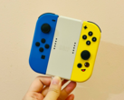 Стоковое изображение. Рука, держащая Joy-Cons (Источник изображения: Gwen King на Unsplash)