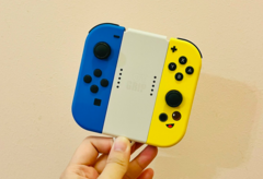 Стоковое изображение. Рука, держащая Joy-Cons (Источник изображения: Gwen King на Unsplash)