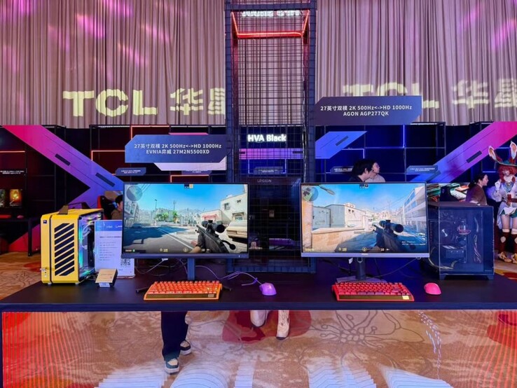 Philips Evnia 27M2N5500XD и AOC Agon AGP277QK на дисплее. (Источник изображения: Philips)