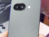 Pixel 9a должен быть доступен в большем количестве цветов, чем только показанный здесь черный вариант. (Источник изображения: Алексис Гарза через Shane Craig)