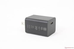 Очень маленький (~4,6 x 3,5 x 3 см) универсальный сетевой адаптер USB-C мощностью 65 Вт