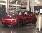 Автономный автомобиль Tesla Model Y едет на парковку во время экскурсии по заводу Giga Texas, которую проводит Лара Трамп (Источник изображения: Tesla North America on X)