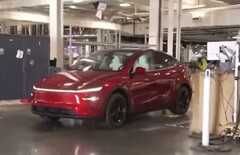 Автономный автомобиль Tesla Model Y едет на парковку во время экскурсии по заводу Giga Texas, которую проводит Лара Трамп (Источник изображения: Tesla North America on X)
