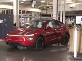 Автономный автомобиль Tesla Model Y едет на парковку во время экскурсии по заводу Giga Texas, которую проводит Лара Трамп (Источник изображения: Tesla North America on X)