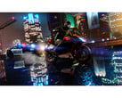 Снимок экрана из GTA V Enhanced, демонстрирующий недавно добавленную трассировку лучей. Велосипед едет по ночной скользкой улице, а за ним вплотную следует полицейская машина. (Источник изображения: Steam)