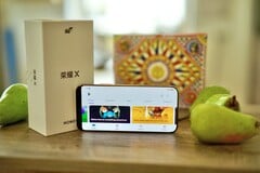 Экран Honor X80 Pro Max может стать очень ярким, когда это необходимо.