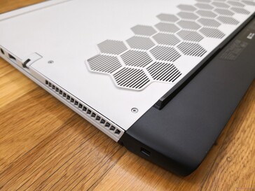 В Dell сообщают, что шестигранная перфорация улучшает прочность и вентиляцию