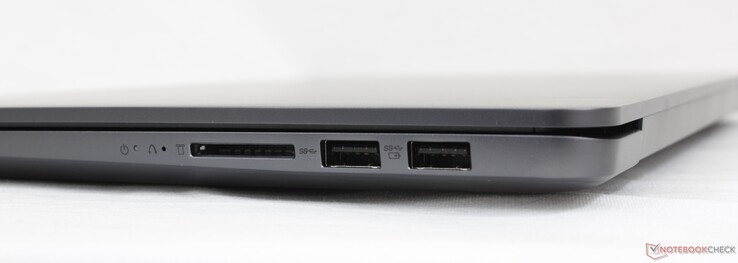 Правая сторона: картридер, 2x USB-A 3.2 Gen. 1